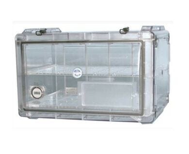 A Clear Copolyester Bel-Art Secador 4.0 Desiccator blocks 99% of UV light from penetrating the interior of the desiccator.  |  1539-23 displayed