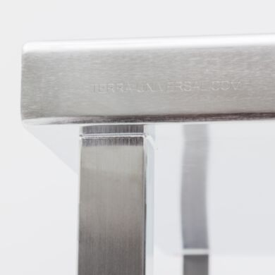 Fully encapsulated, ISO 5 table top eliminates crevices and gaps that may harbor contaminants  |  9605-34 displayed