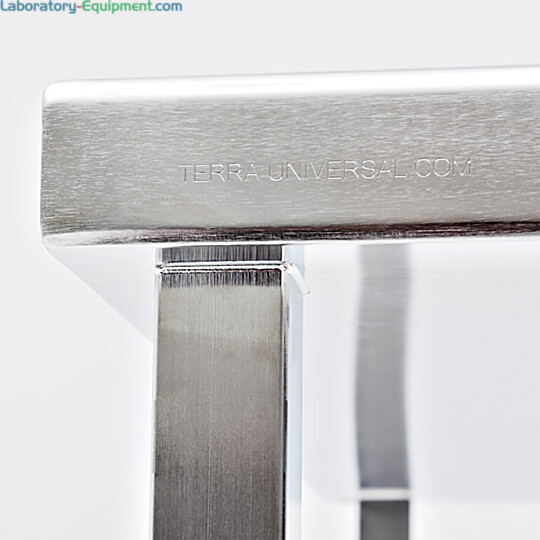 Fully encapsulated, ISO 5 table top eliminates crevices and gaps that may harbor contaminants  |  9605-34 displayed