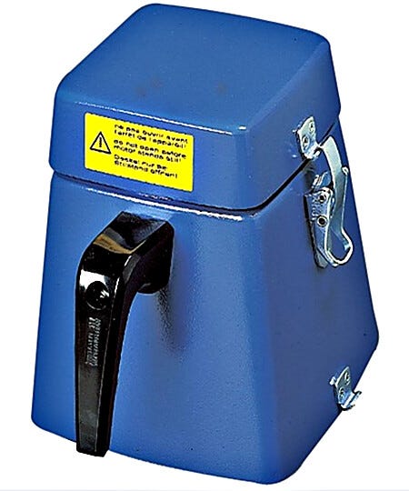A second grinding chamber ensures effective processing  |  6925-94 displayed