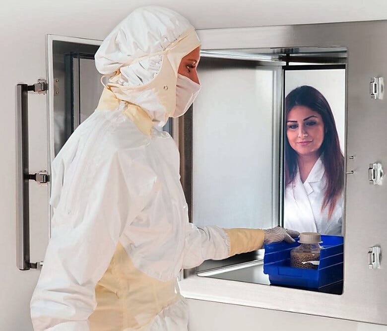 ISO 5 CleanMount® CleanSeam™ pass-through chambers feature an isolated interlock and smooth interior surfaces for easy cleaning  |  2638-72C-2-316 displayed