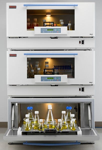 Units perform at top speed and providea three times the capacity of a floor shaker with the same footprint. | 3617-37 displayed
