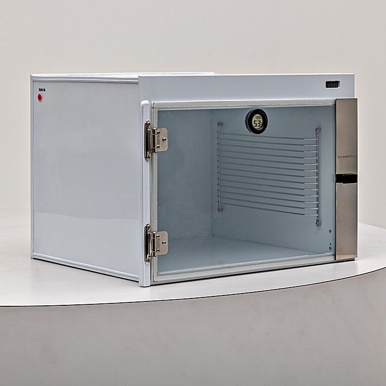 One chamber Extended Storage polypropylene desiccator cabinets are used for many varieties of storage options in low humidity environments.  |  3949-61 displayed