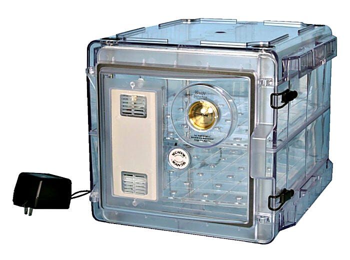 A Clear Copolyester Bel-Art Secador 2.0 Desiccator blocks 99% of UV light from penetrating the interior of the desiccator.  |  3618-51 displayed