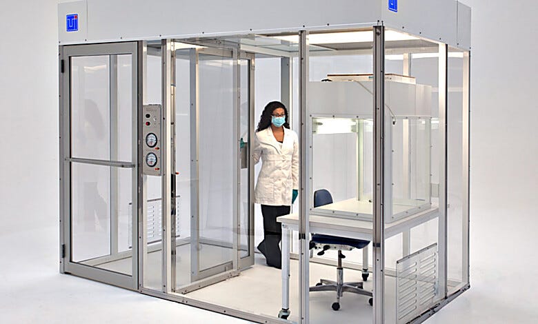 Compounding hardwall cleanroom. Product details may differ.
