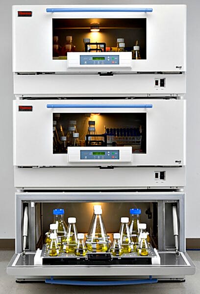 Units perform at top speed and providea three times the capacity of a floor shaker with the same footprint. | 3617-37 displayed