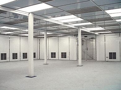 Insulated hardwall cleanroom with polypropylene wall panels.  |  6601-19 displayed