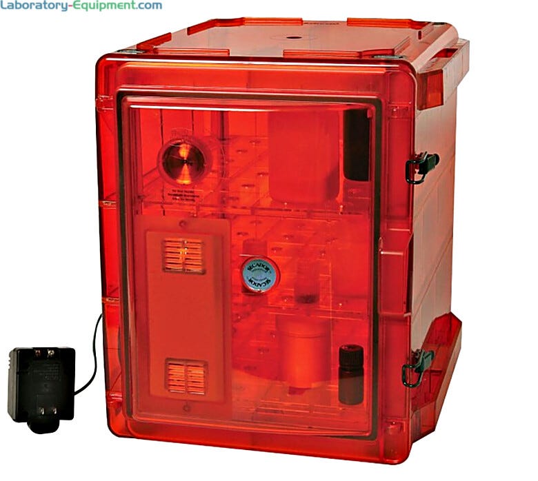 An Amber Copolyester Bel-Art Secador 2.0 Desiccator blocks 99% of UV light from penetrating the interior of the desiccator. | 1539-11 displayed