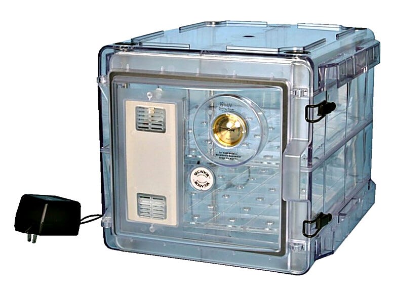 A Clear Copolyester Bel-Art Secador 2.0 Desiccator blocks 99% of UV light from penetrating the interior of the desiccator.  |  3618-51 displayed