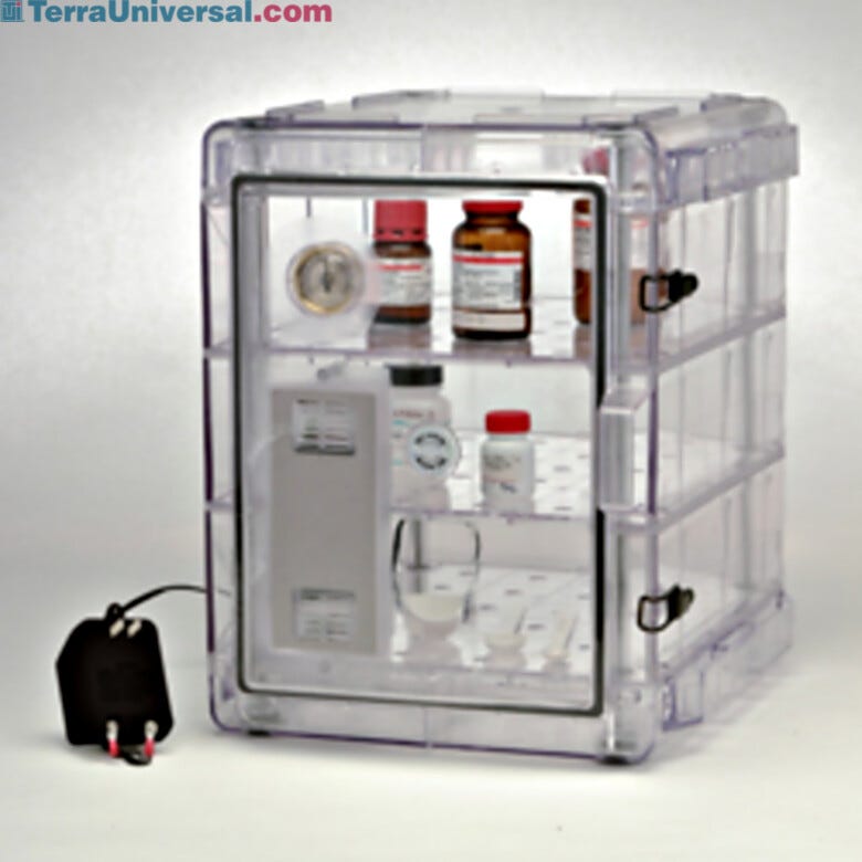 A Clear Copolyester Bel-Art Secador 3.0 Desiccator blocks 99% of UV light from penetrating the interior of the desiccator.  |  1539-12 displayed