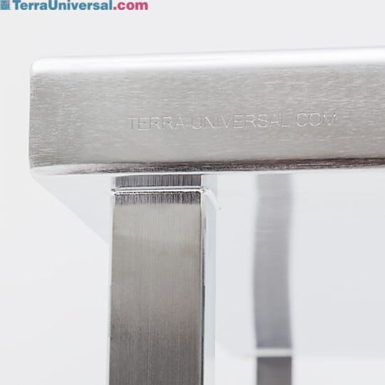 Fully encapsulated, ISO 5 table top eliminates crevices and gaps that may harbor contaminants  |  9605-34 displayed